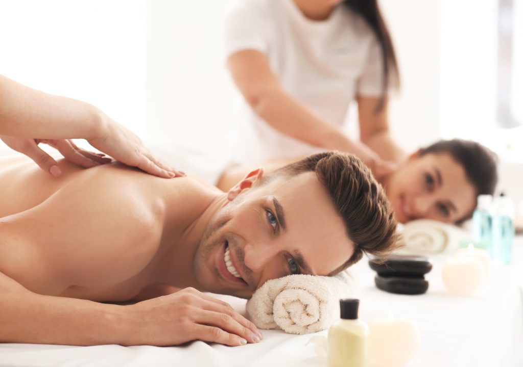 Massør Nakke Skulder Ryg Lænd massage Par to personer mand kvinde afslapning wellness Linda Massage behagelig Couple man woman