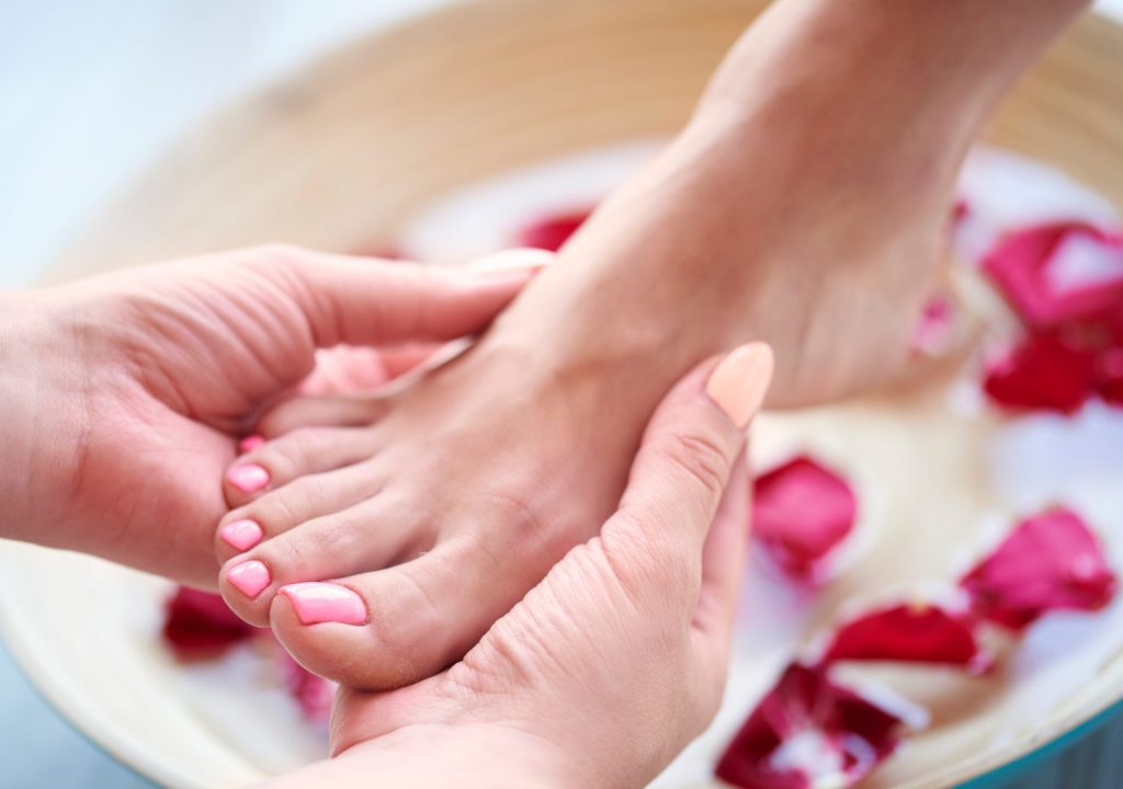 Fod massage Jels Fødder Ben Hænder Hånd Kvinde Ondt Atlet Massør Skader Linda aktiv ankel Behandling Wellness Spa Vejen