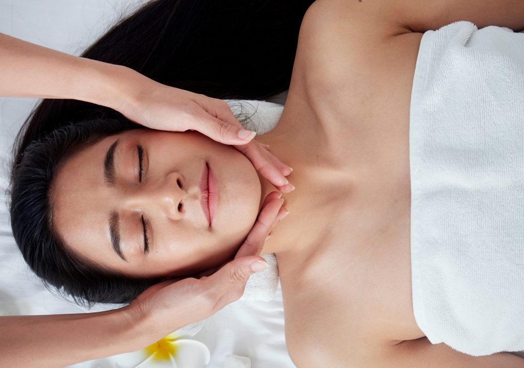 Hovedbundsmassage Hovedpine Kvinde massage Afslappende Beroligende Behandling Nakke Skulder Næse Øjne Mund Hoved Ansigt massage