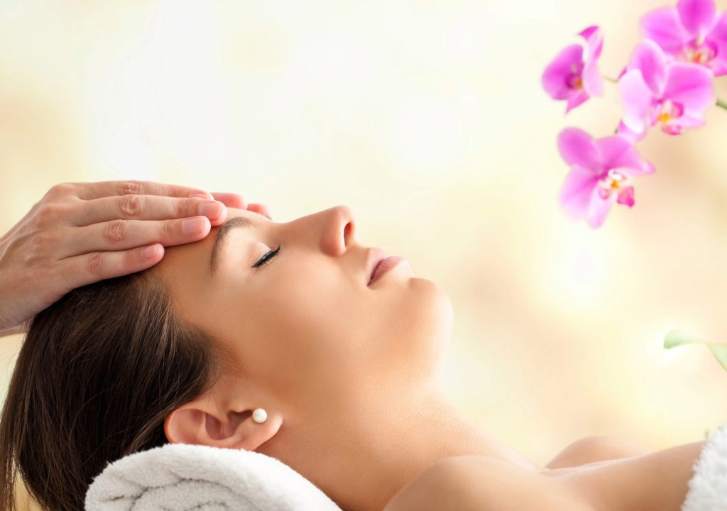 Hovedmassage Massør Skuldrene Hovedbundsmassage Spændinger Hovedpine Blodcirkulationen Afslappende Beroligende Ondt Trykke Klemme