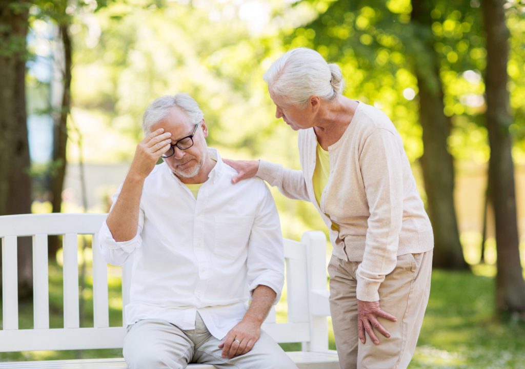 Hovedpine Beroligende Mand Kvinde Pensionist Ældre Gammel Behandling Ansigt Stress massage Skulder massage Tanke Koncentration